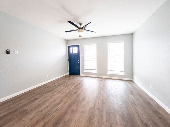 Photo - 6001 Cameron Rd Unidad - A