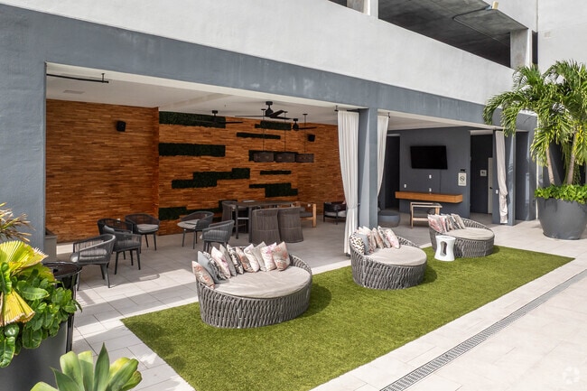 Pool Deck & Outdoor Lounge