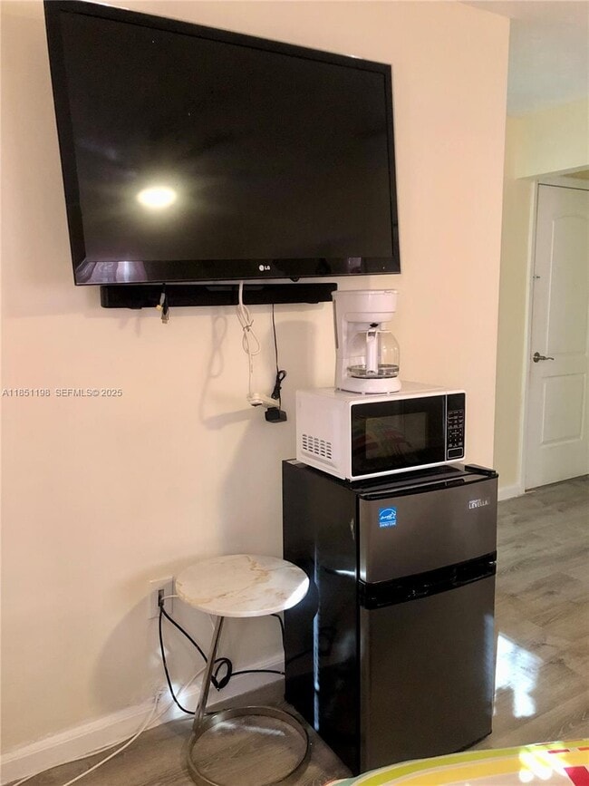 Photo - 6890 Liberty St