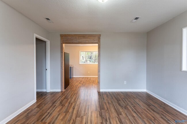 Photo - 112 Wilkenson Dr NE