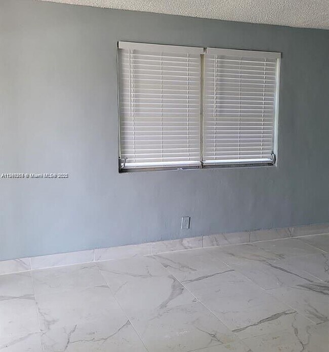 Photo - 935 W 5th St