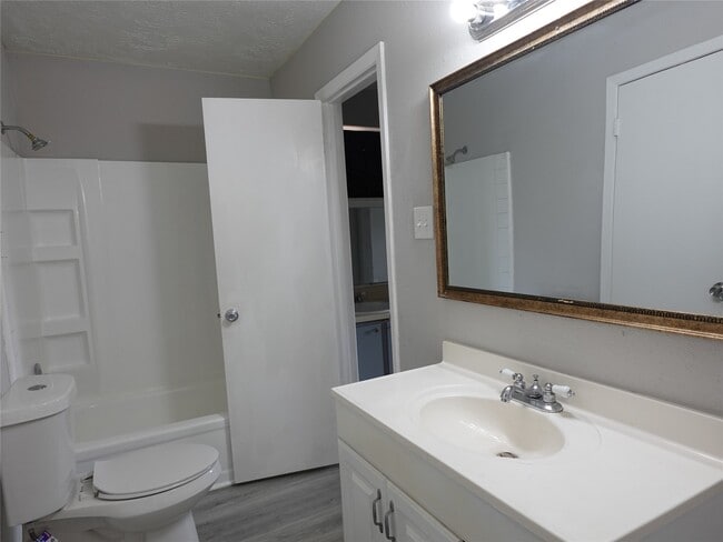 Photo - 10811 Thorncliff Dr