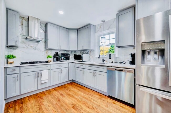 Photo - 406 Snelling Rd