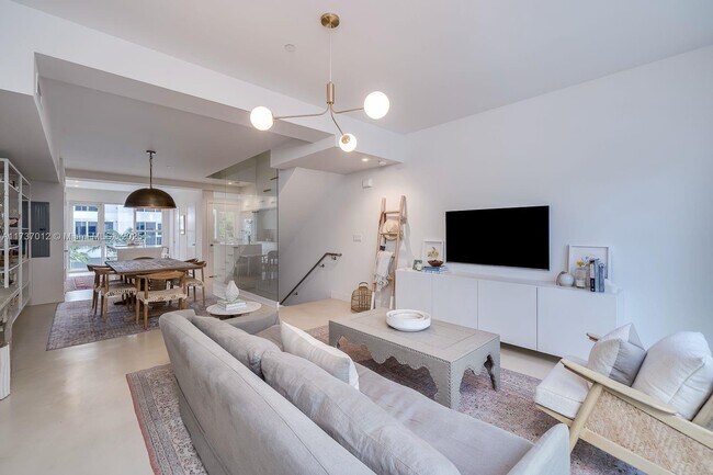 455 NE 39th St Unit 203