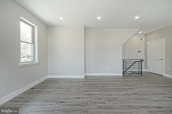 Photo - 300 W Jefferson St