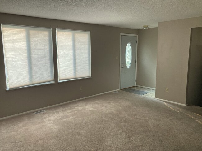 Photo - 585 Meadowview Ln