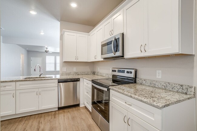 Building Photo - MOVE-IN READY!