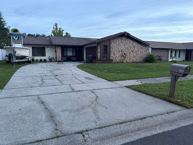 Building Photo - 819 Pebblewood Dr