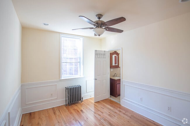 Bedroom 1BR, 1BA 500 SF