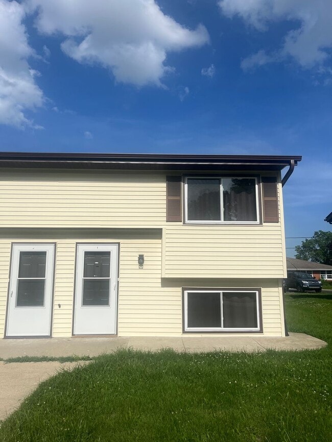 Building Photo - 545 Sandra Ln Unit #1
