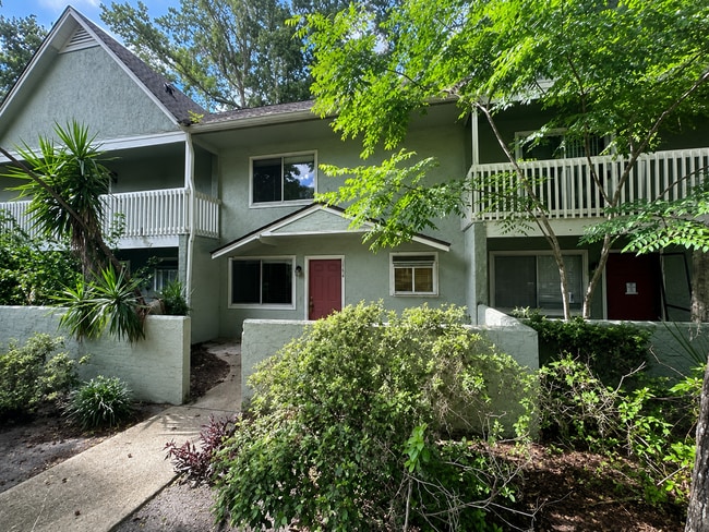 Building Photo - Updated 3 bed / 2.5 bath Townhome in Prime Gainesville Location
