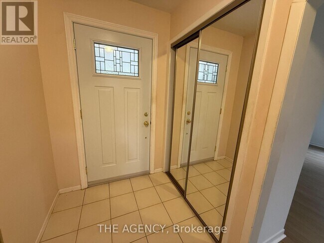 Photo - 323 Waratah Ave