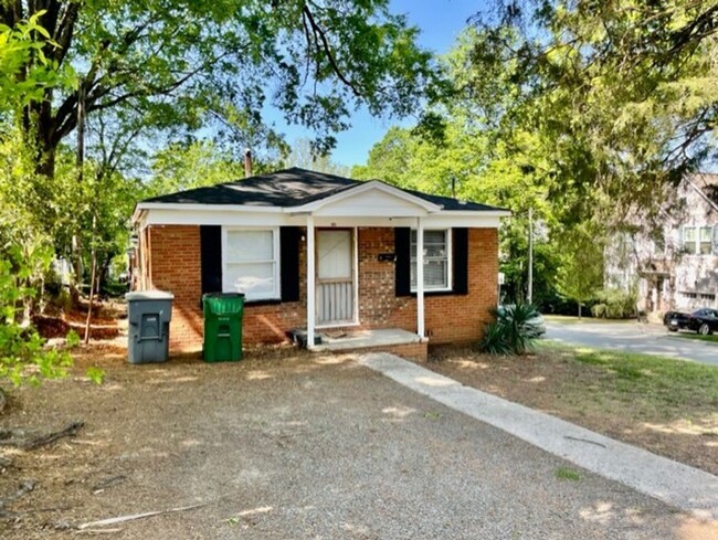 Building Photo - This cozy 2 bed 1 bath cottage style brick... Rental