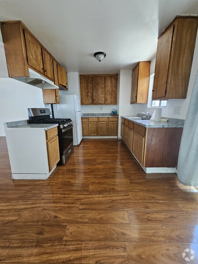 Building Photo - 4420 W 169th St Unit lanwdale Rental