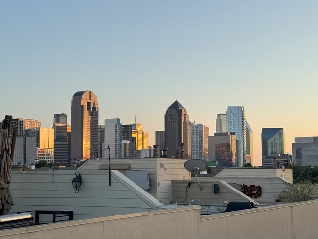 Building Photo - 2411 N Hall St Unit 6