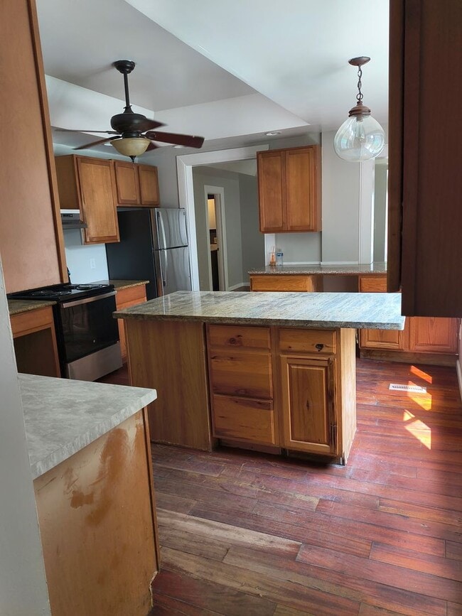 Building Photo - 212 S 3rd St Unit Downstairs Rental