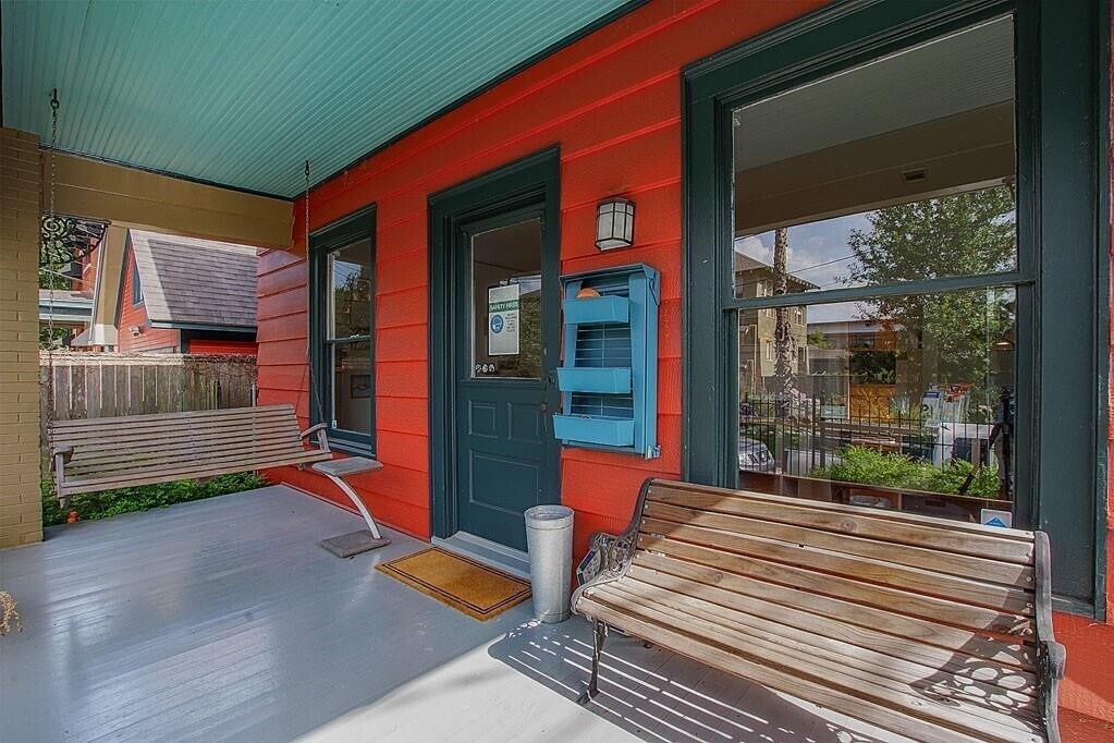 Photo - 108 W 10th 1/2 St