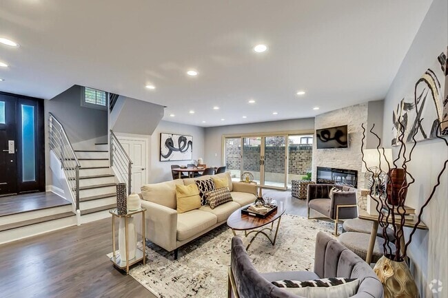 Building Photo - 1657 W Wrightwood Ave Unit Townhome