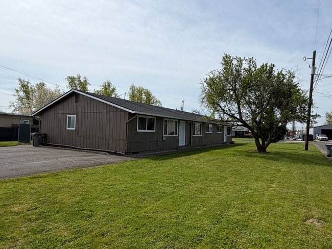 Building Photo - 2 Bedroom 1 bath tri-plex Unit 200 14th Ave SE