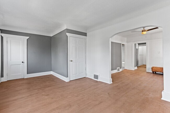 Photo - 2045 Clements St