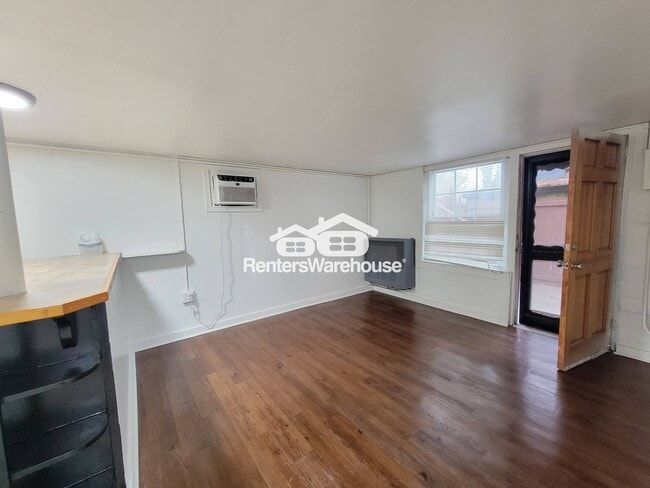 Photo - 1056 Regent St SW