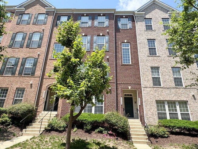 Building Photo - POTOMAC CLUB - SECONDS TO STONEBRIDGE - EASY REVERSE COMMUTE TO QUANTICO
