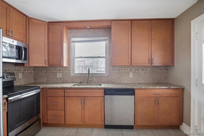 Photo - 115 W 13 Mile Rd