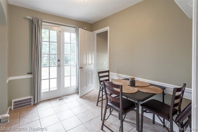 Photo - 1997 Henrietta St