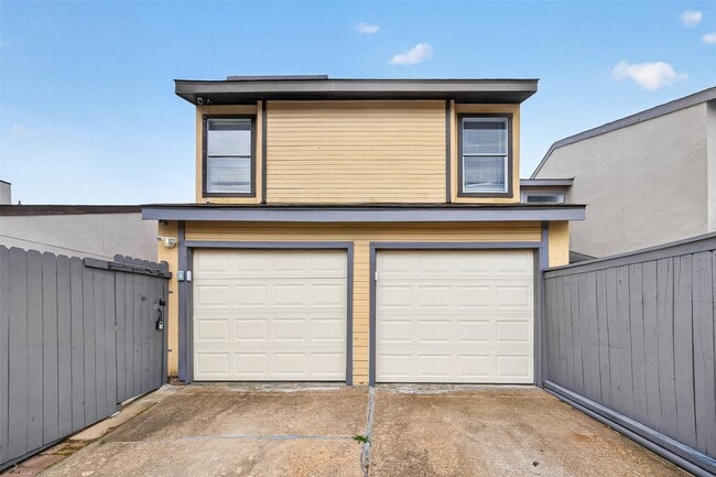 Building Photo - 12317 Crest Lake Dr
