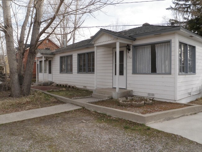 Photo - 405 N Division St