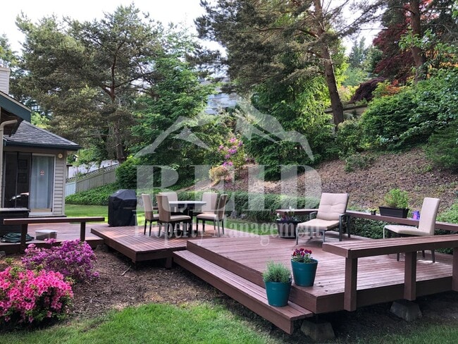 Photo - Ridgetop Beauty with Mountain Views