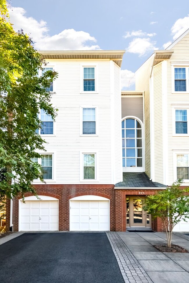 Building Photo - Rare Top-Floor, 2-Level Luxury End-Unit Condo with Loft in Alexandria!