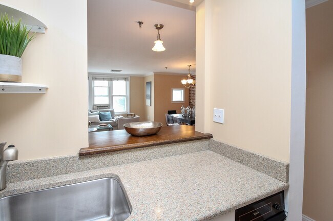 Photo - 161 W 6th St Unidad #C