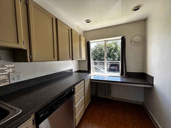 Photo - Cute and Cozy East Queen Anne Condo with 2 Bedrooms, 1 Bath and 1 Covered Parking Space Unit 2