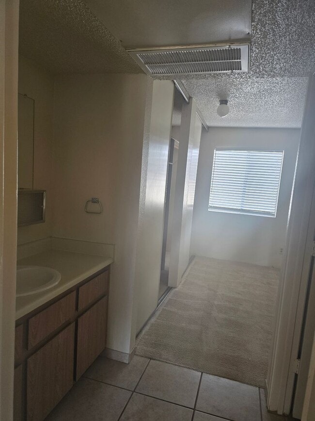 Photo - 3525 E 3rd St Unidad 106