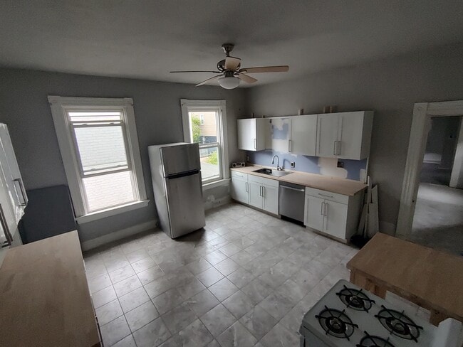 Building Photo - 208 E 9th St Unit #2