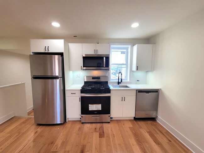 Photo - Beautiful fully renovated  2 bedroom available in Fairmount area! Unit 3