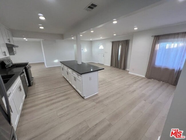 Photo - 10745 Saticoy St