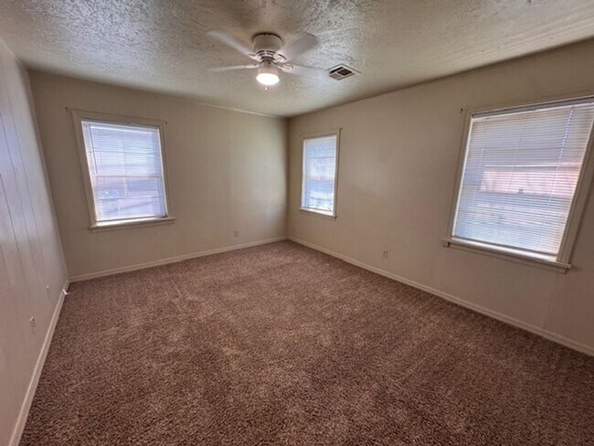 2916 Shirley Ln