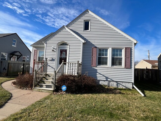 3 bedroom 2 1/2 bath house in Moline! - 3 bedroom 2 1/2 bath house in Moline!