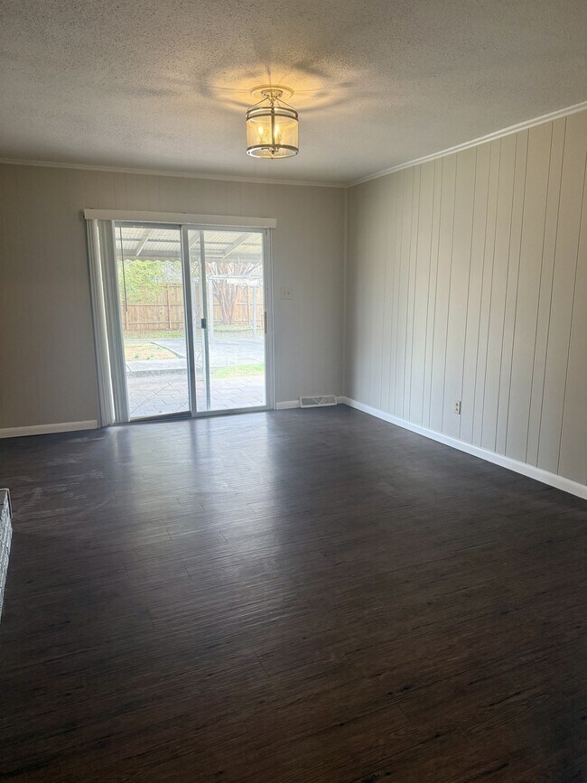 Photo - 928 Roderick Rd