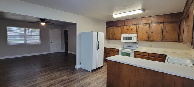 Photo - GREAT THREE BEDROOM 2 BATH HOME IN NORTH CLOVIS