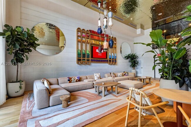90 NE 32nd St Unit 921