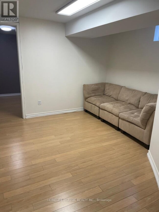 Photo - 102 Church St S