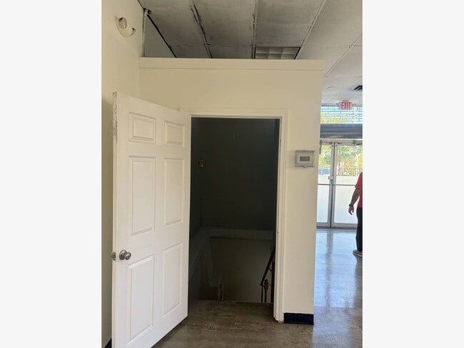 Photo - 1098 Main St