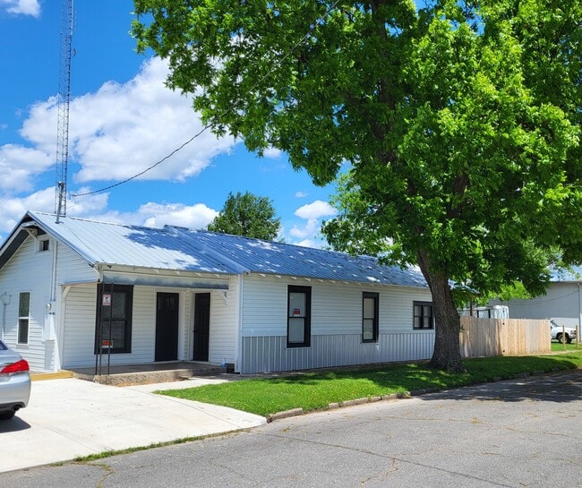 Building Photo - 1000 N Poplar St Unit A Rental