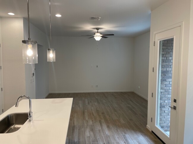 Photo - 901 S Smith Rd