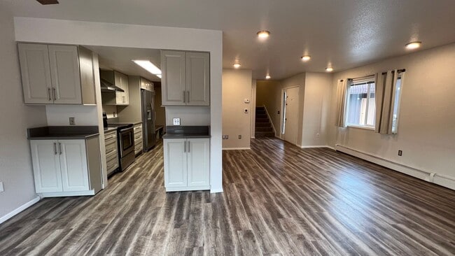 Building Photo - A spacious and well maintained (3) bed, (2.5) bath home between Campbell and Birch Lake.