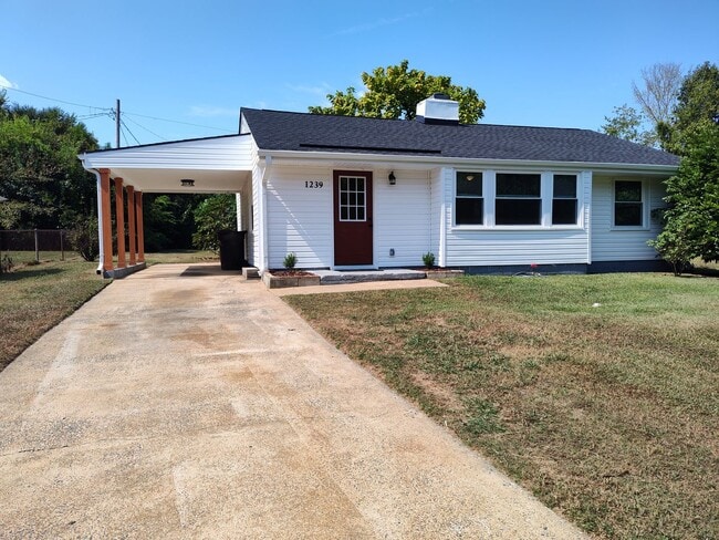 Building Photo - Move-in ready Ranch Style Home Located in ...