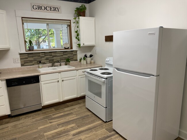 Kitchen with new appliances - 3260 Starr St Apartamentos Unidad 2